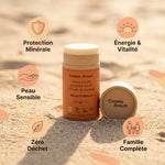 Crème solaire minérale solide SPF50 Comme Avant parfum pêche abricot sur fond plage doré