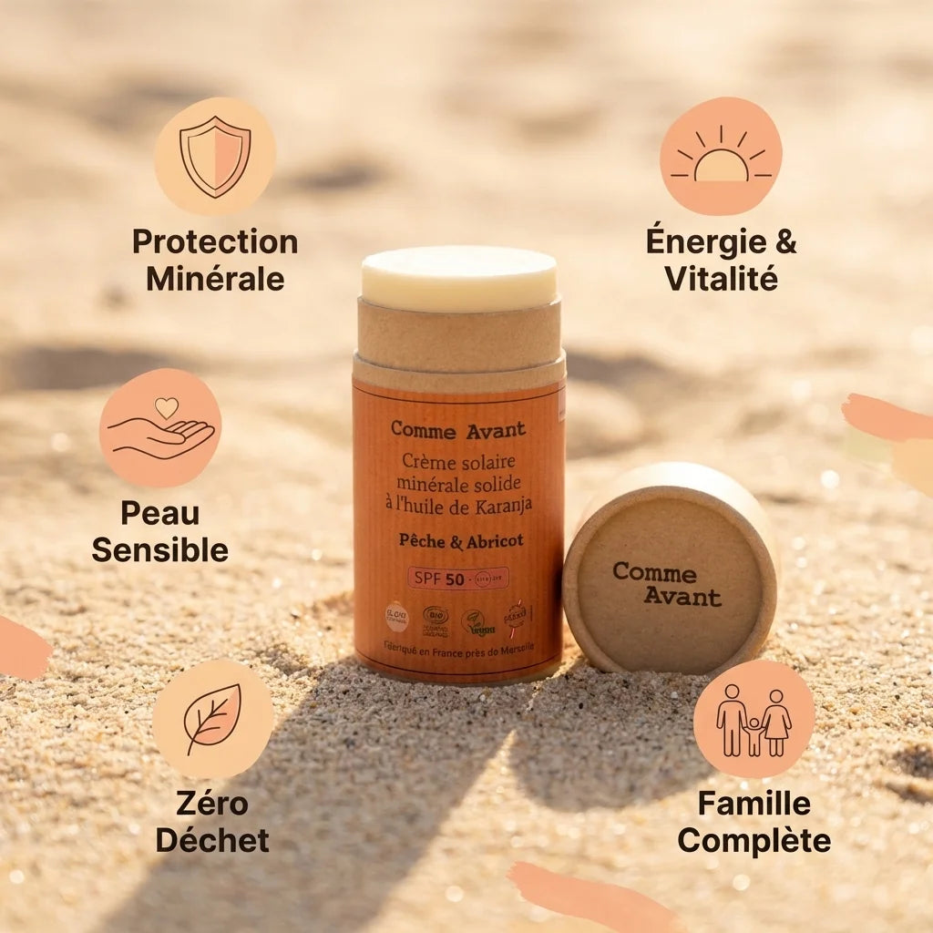 Crème solaire minérale solide SPF50 Comme Avant parfum pêche abricot sur fond plage doré
