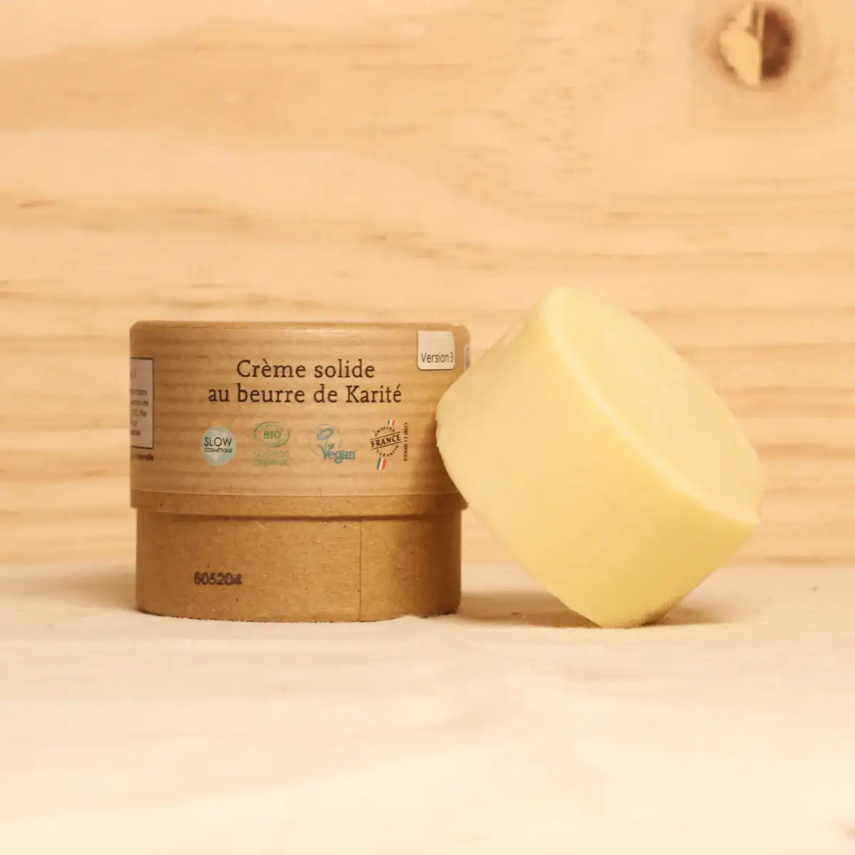 Photo d'ambiance d'une Crème Solide au Beurre de Karité Comme Avant sortie de son étui en kraft