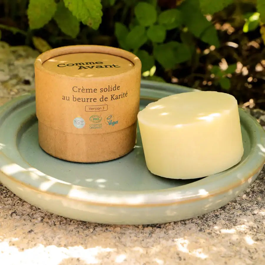 Photo d'une Crème Solide au Beurre de Karité Comme Avant posée dans une assiette en céramique