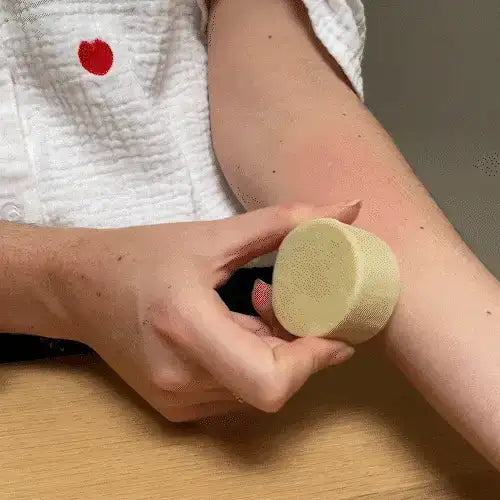Vidéo d'utilisation de la crème solide au macérât de plantain anti-démangeaisons de la marque Comme Avant