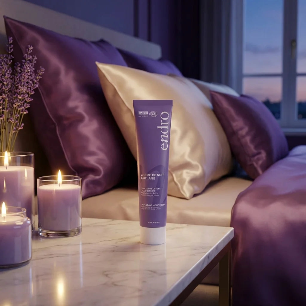 Crème visage de nuit Anti-Âge Endro 50ml sur table de nuit avec bougies lavande