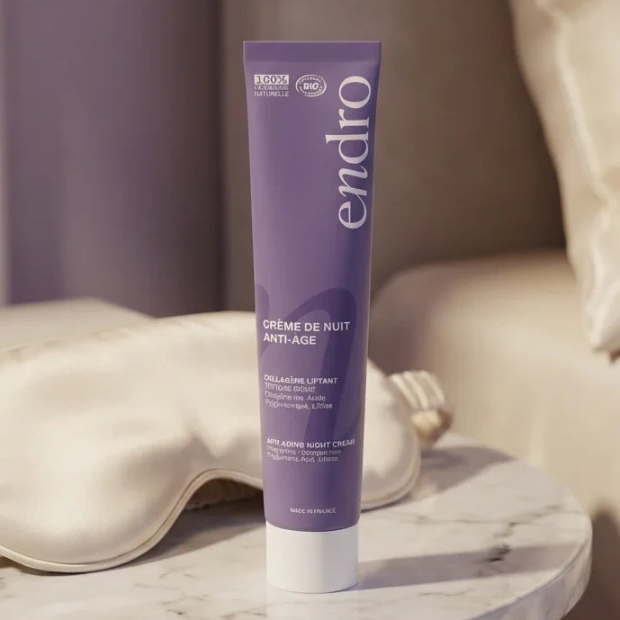 Crème visage nuit anti-âge Endro 50ml sur marbre, masque de sommeil et soie, routine skincare luxe