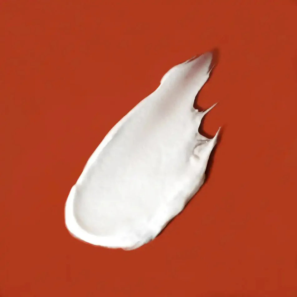 une trace de crème sur un fond rouge