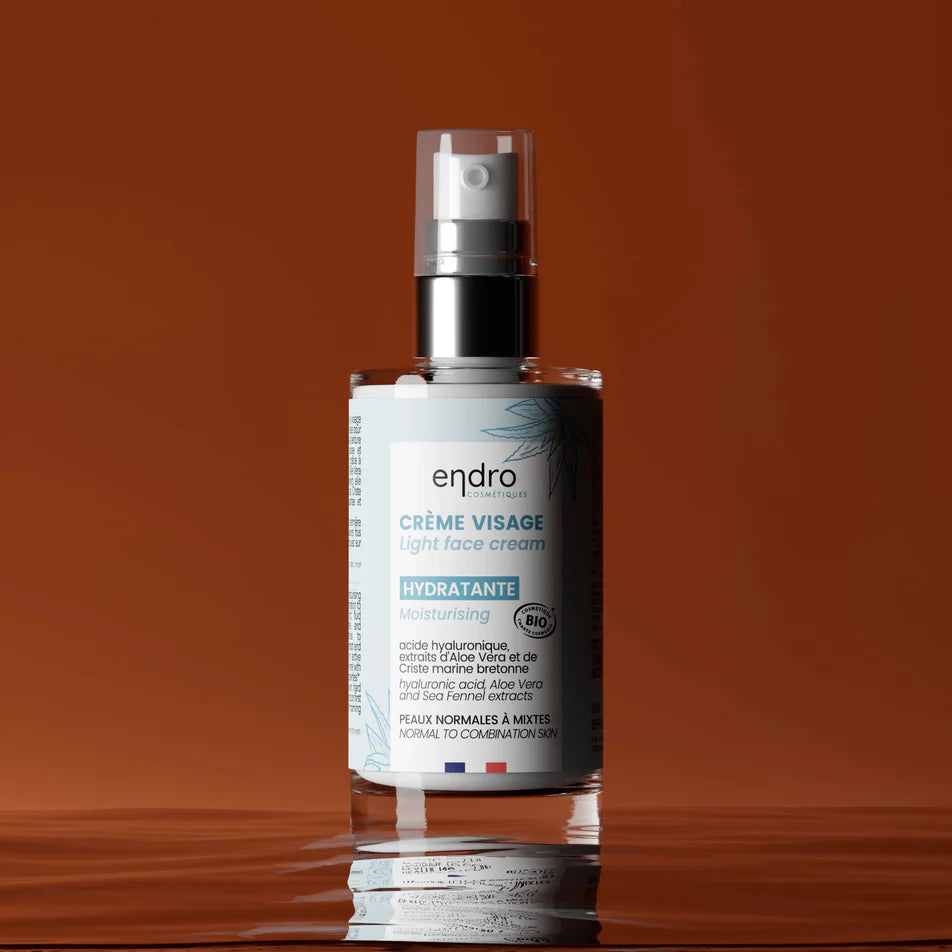 Un flacon de crème visage hydratante de la marque Endro sur fond orange