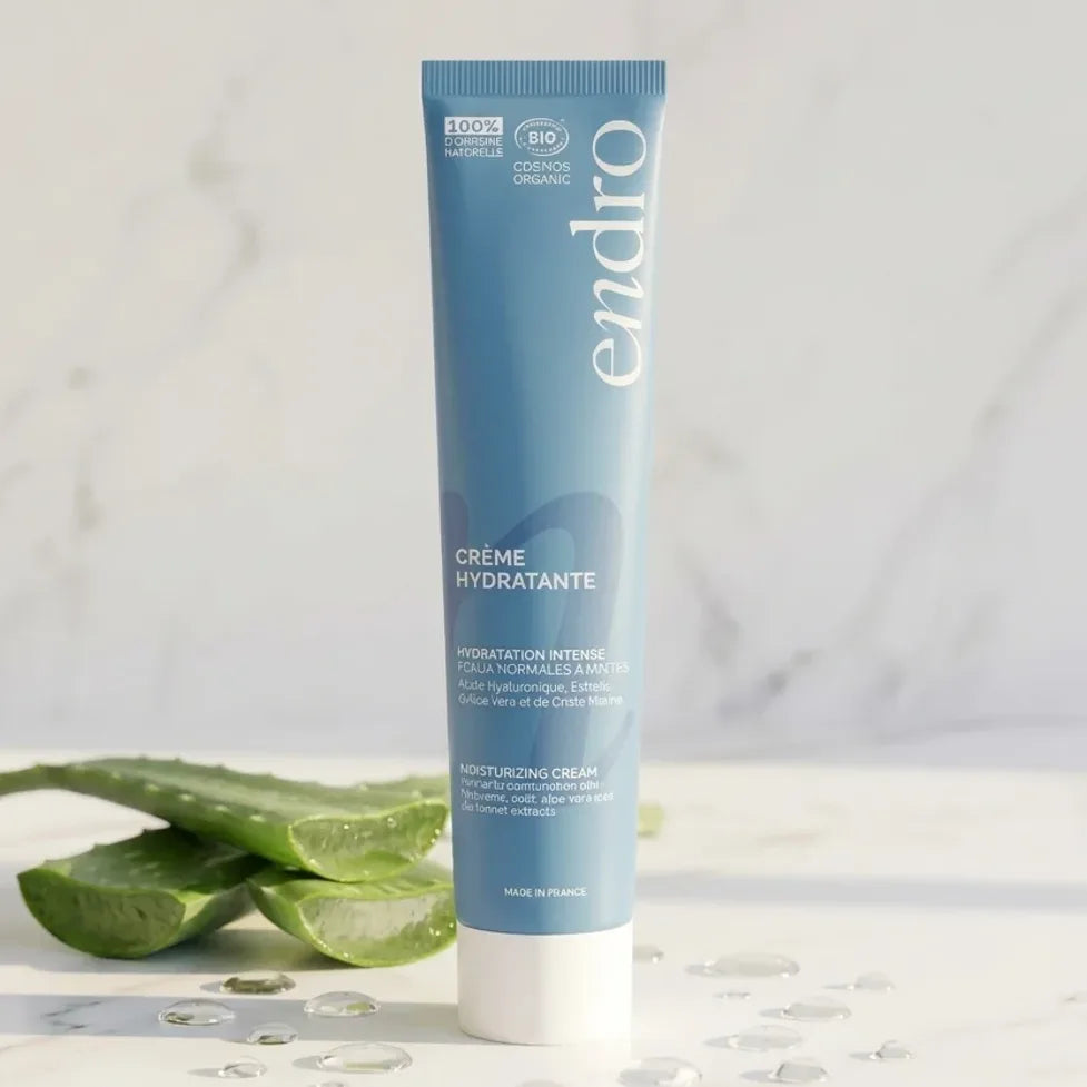 Crème visage hydratante Endro 50ml peaux normales mixtes sur marbre blanc avec feuilles d'aloe vera