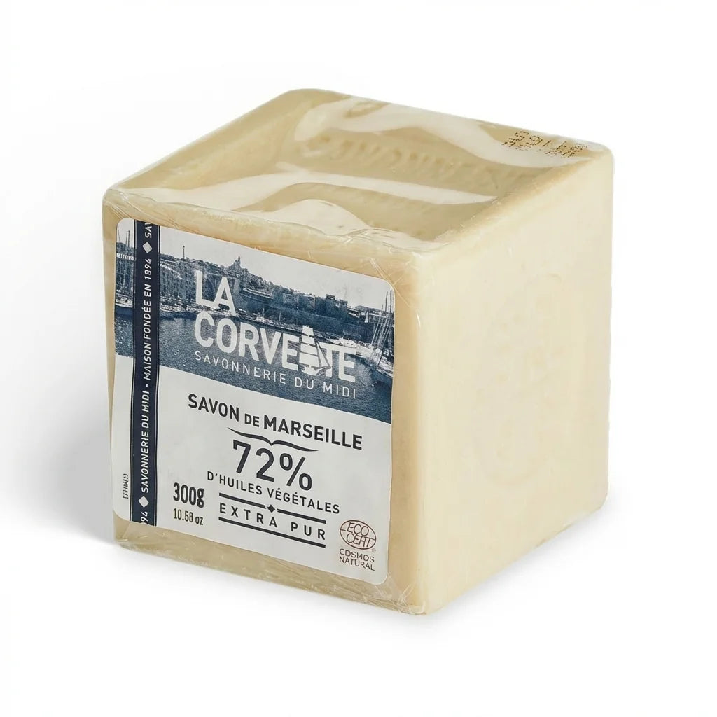 Cube de savon de Marseille La Corvette 300g blanc avec étiquette bleue sur fond blanc