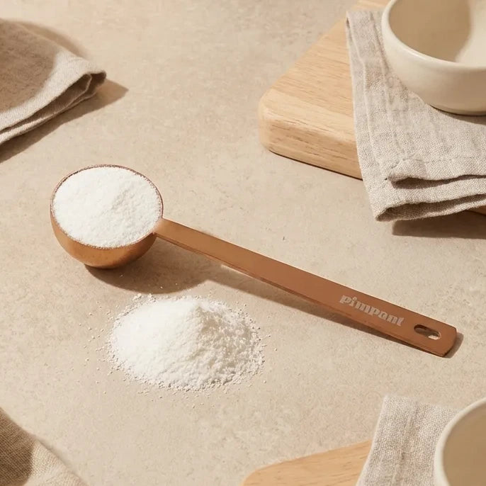 Cuillère doseuse Pimpant en bois avec ingrédient en poudre sur plan de travail cuisine