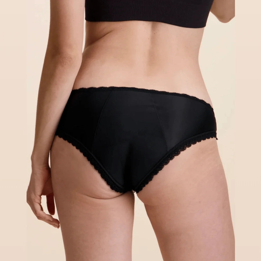 La culotte menstruelle Sidonie de la marque Sisters Republic portée vu de derrière