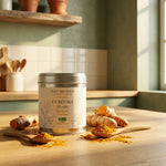 Curcuma moulu bio Place des épices 80g avec racine fraîche et cuillère en bois