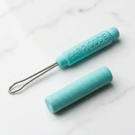 Cure oreille Laboratoire Code turquoise sur surface marbre minimaliste, design français premium