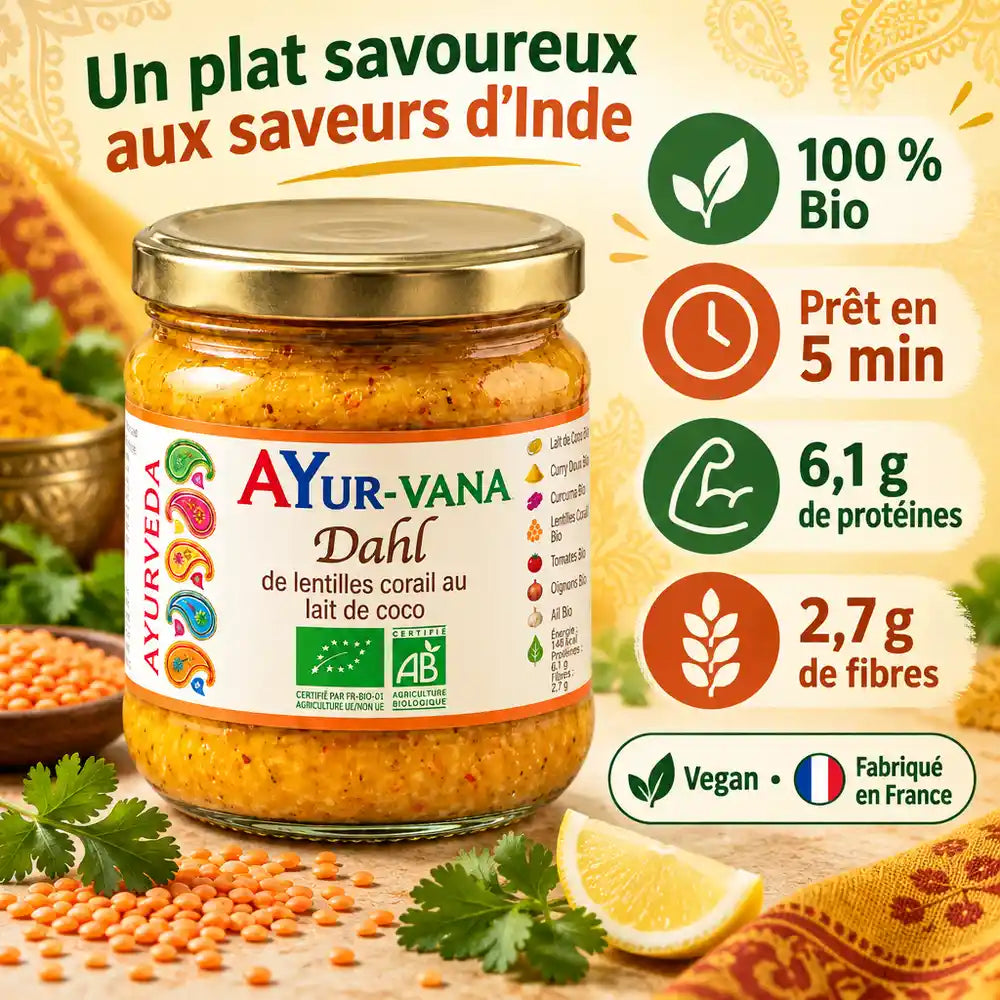 Dahl de lentilles corail au lait de coco bio Ayur-vana 320 g, pot doré posé sur fond crème avec coriandre et citron