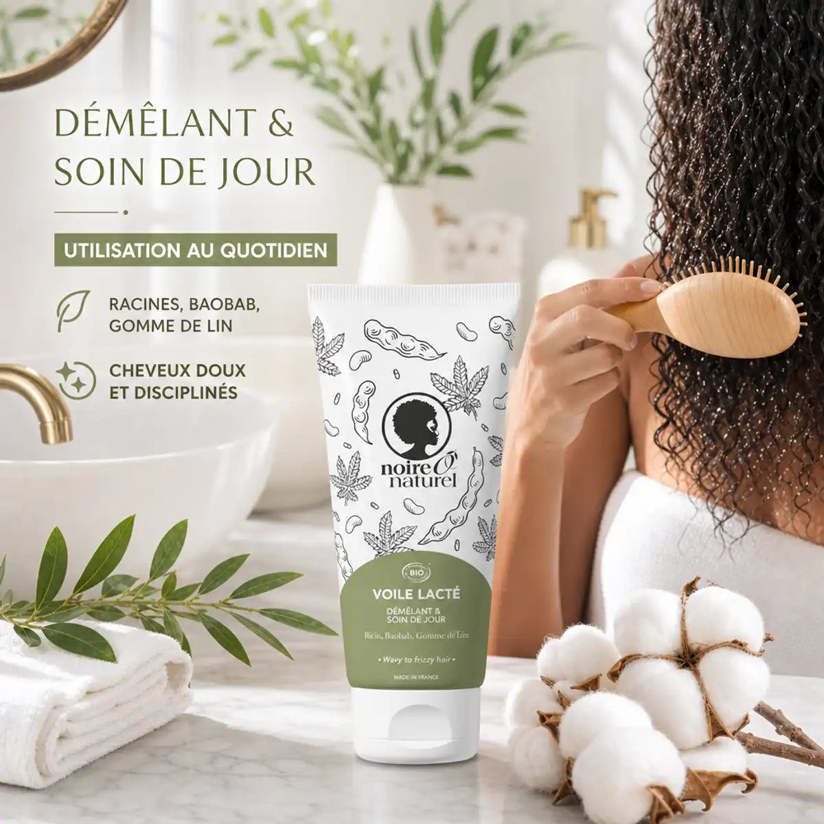 Voile Lacté démêlant soin jour bio Noire Ô naturel utilisé sur cheveux bouclés dans salle de bain