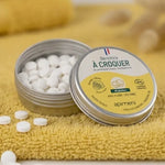 Dentifrice à croquer Apimani citron - boîte et pastilles blanches sur fond jaune