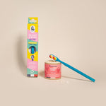 Dentifrice fluoré à croquer et à brosser à la fraise pour enfants de la marque Lamazuna, avec une brosse à dents posée sur le produit