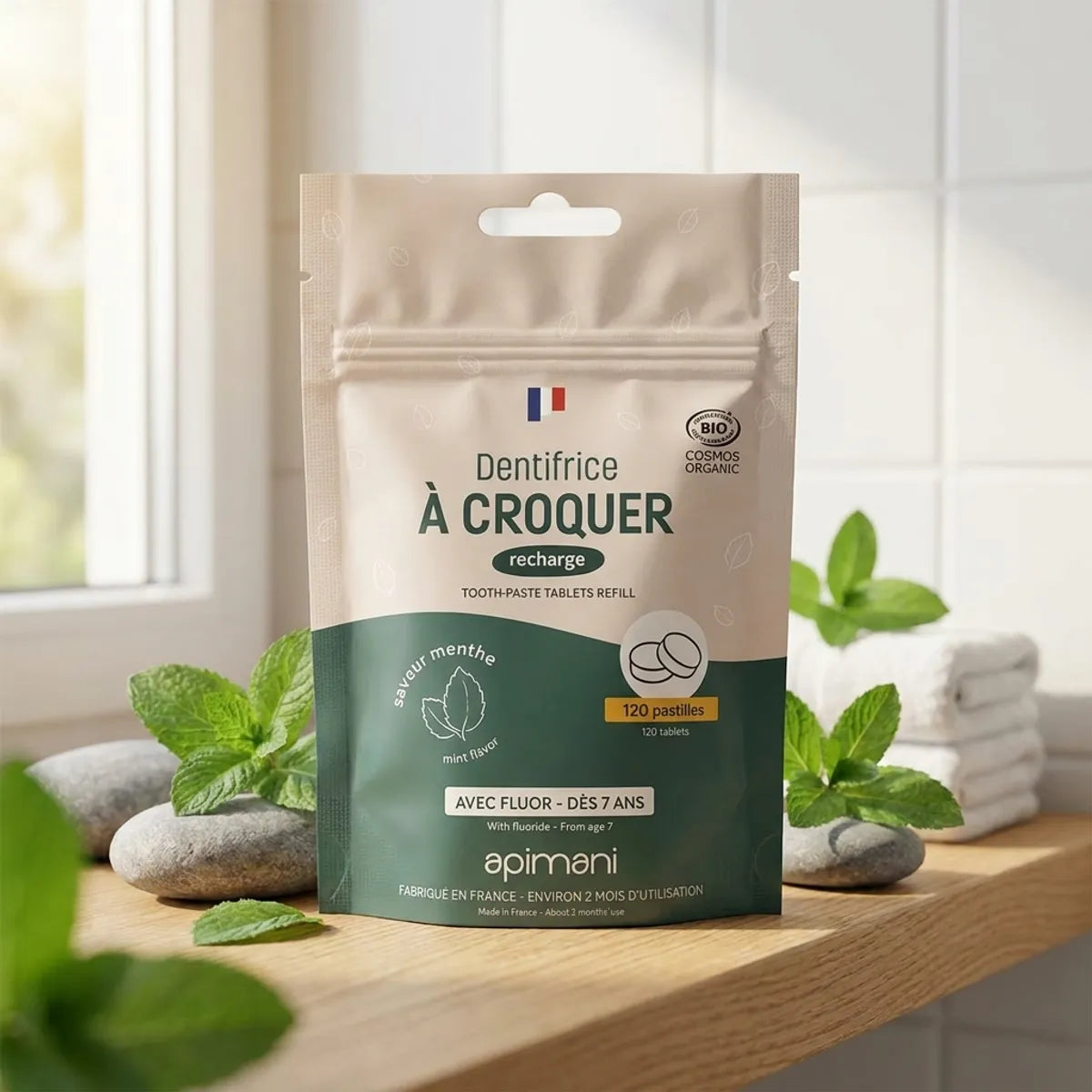 Dentifrice à croquer menthe Apimani recharge 120 pastilles sur étagère salle de bain avec feuilles menthe