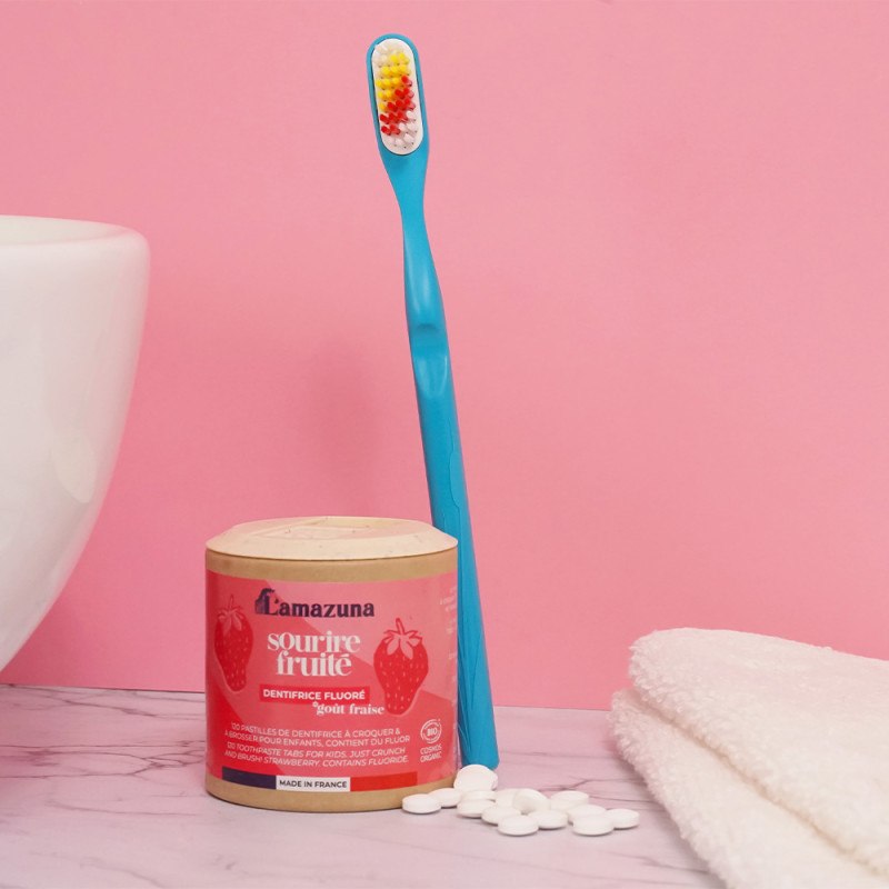 Dentifrice fluoré à croquer et à brosser à la fraise pour enfants de la marque Lamazuna, avec une brosse à dents sur le côté