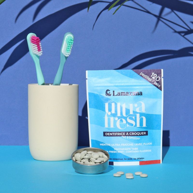 Dentifrice Ultra Fresh à croquer à la menthe ultra fraîche avec fluor de la marque Lamazuna, avec deux brosses à dents
