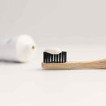 Zoom sur du dentifrice anti-tartre au miel de manuka de la marque Comptoirs et compagnies étalé sur une brosse à dents