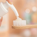 Dentifrice en poudre Pimpant avec brosse à dents en bois sur fond blanc