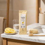 Dentifrice citron en poudre Pimpant 8g avec accessoires éco-responsables sur marbre
