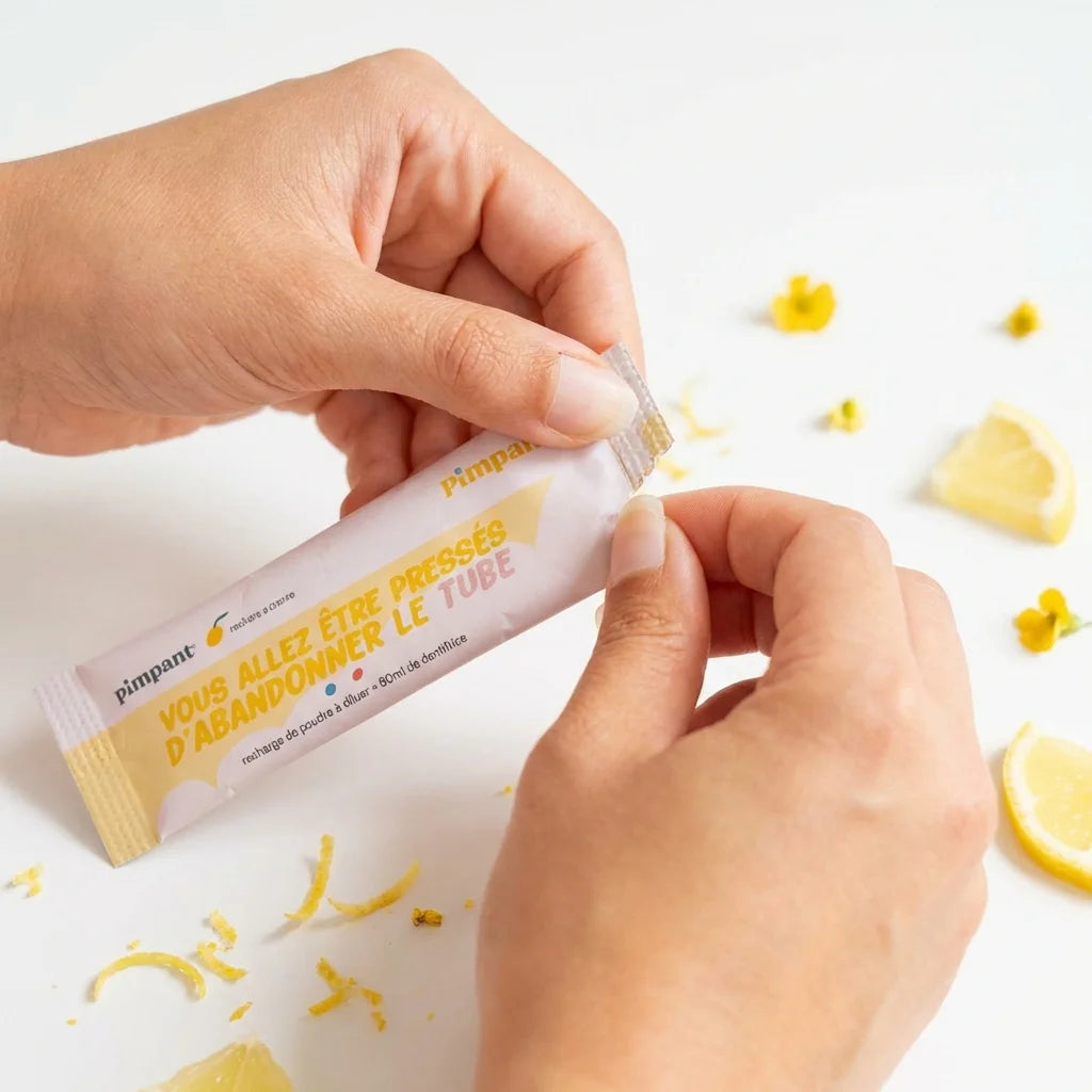 Dentifrice citron en poudre Pimpant 8g à diluer, sachet ouvert avec zeste de citron