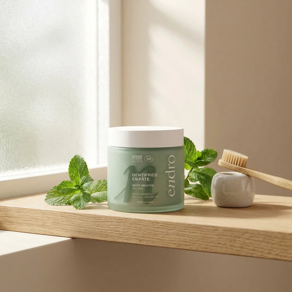 Dentifrice menthe Endro 100ml sur étagère en bois avec feuilles menthe fraîches