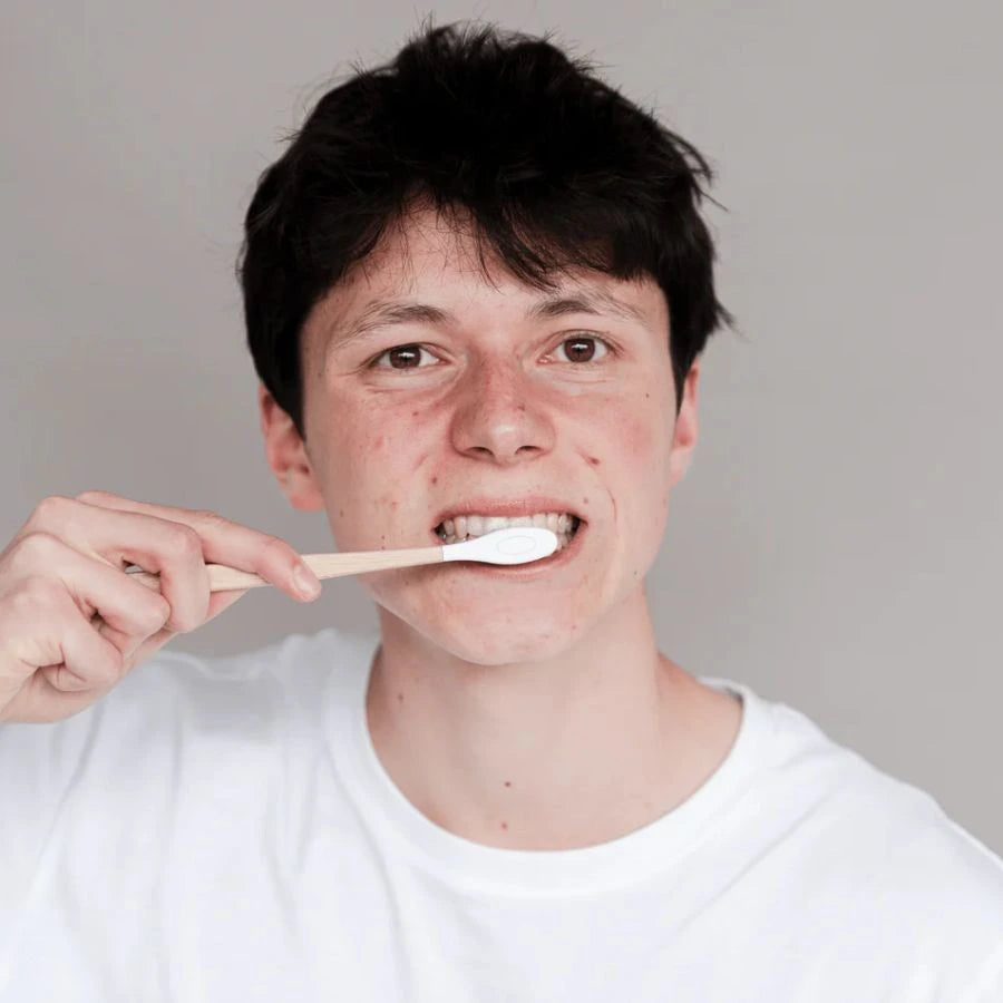 Un homme en train de se brosser les dents