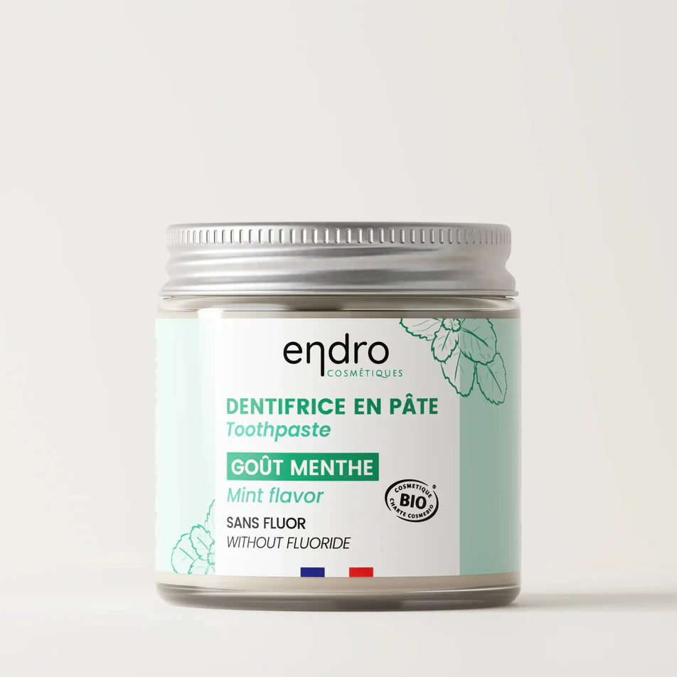 Un pot en verre de dentifrice en pâte gout menthe de la marque Endro