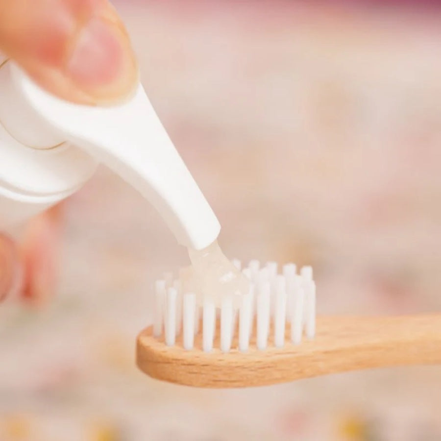 Dentrifrice en poudre à la menthe de la marque Pimpant, forme en gel appliqué sur une brosse à dents 