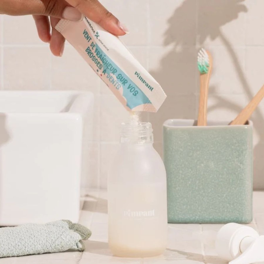Dentifrice en poudre à la menthe versé dans un flacon de la marque Pimpant