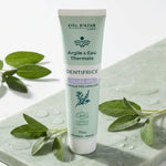 Dentifrice Sauge bio 75ml avec argile et eau thermale sur marbre sage, feuilles fraîches