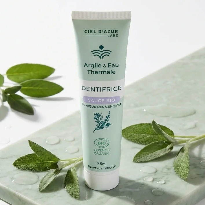 Dentifrice Sauge bio 75ml avec argile et eau thermale sur marbre sage, feuilles fraîches