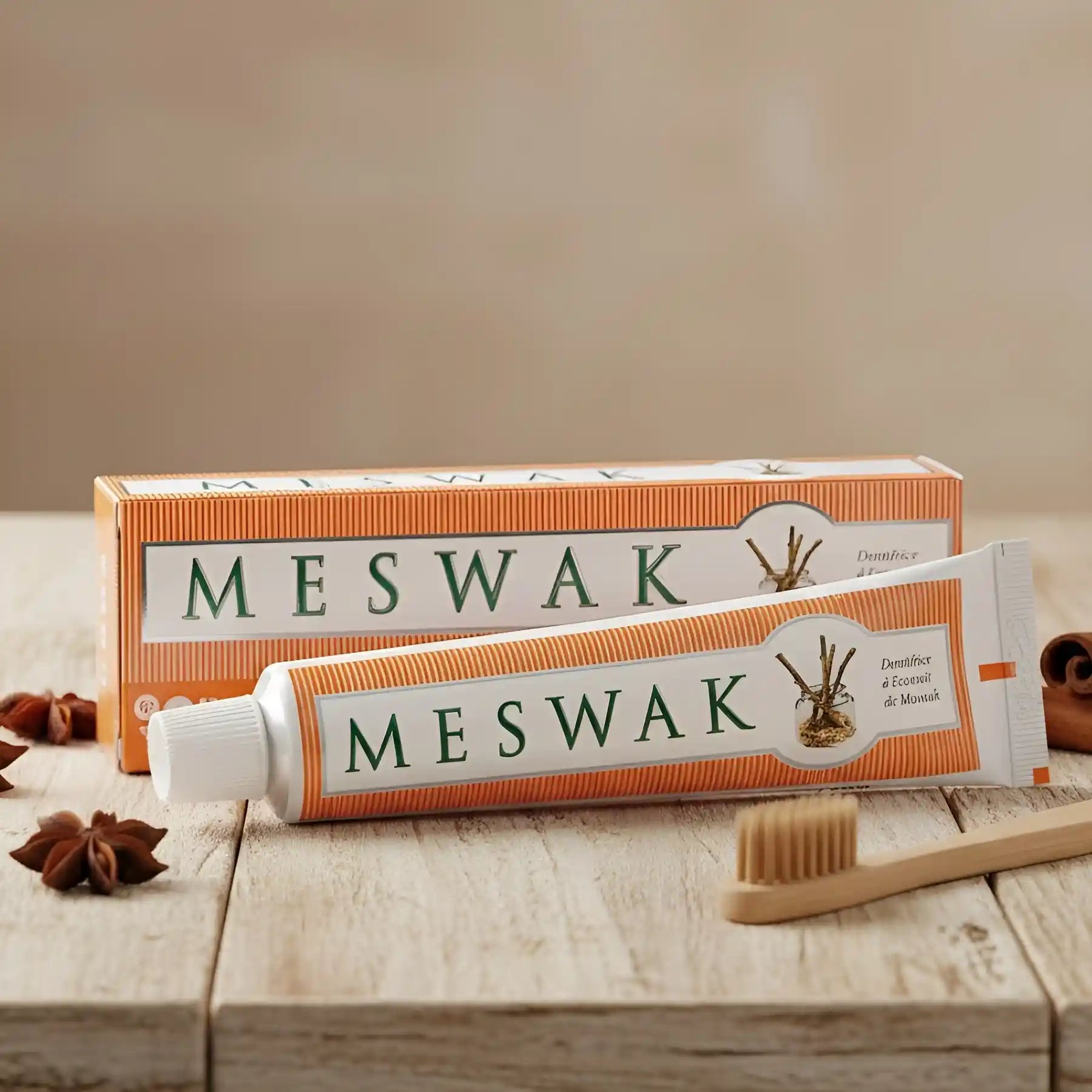 Un tube de dentifrice Meswak Ayurvédique goût Anis posé sur une table en bois rustique