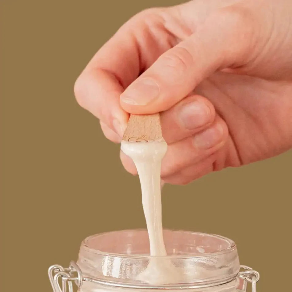 Zoom sur une personne en train de prélever du Dentifrice en Pate Citron Endro avec une petite spatule en bois de la même marque