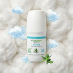 Déodorant bio Eolesens Nuage roll-on sur fond nuages coton, packaging blanc turquoise