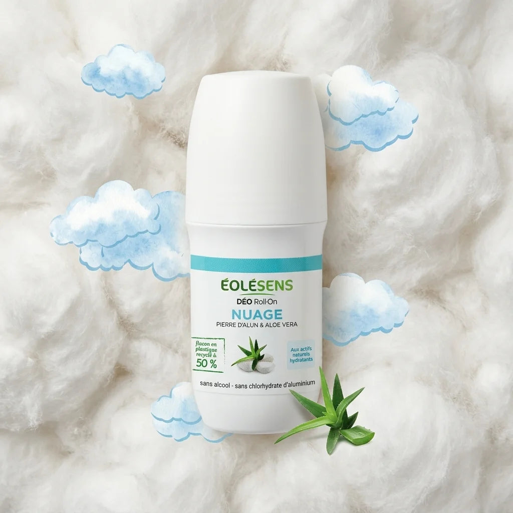 Déodorant bio Eolesens Nuage roll-on sur fond nuages coton, packaging blanc turquoise