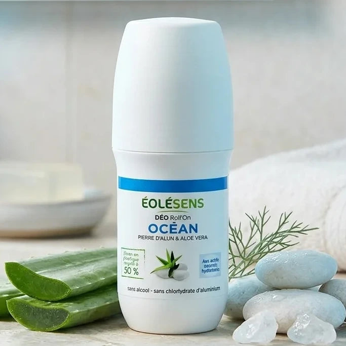 Déodorant bio Eolesens parfum Océan sur vanité salle de bain avec aloe vera et pierres naturelles