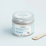 Un Déodorant Solide Aloe Vera pour Peaux Sensibles d'Endro avec une spatule en bois