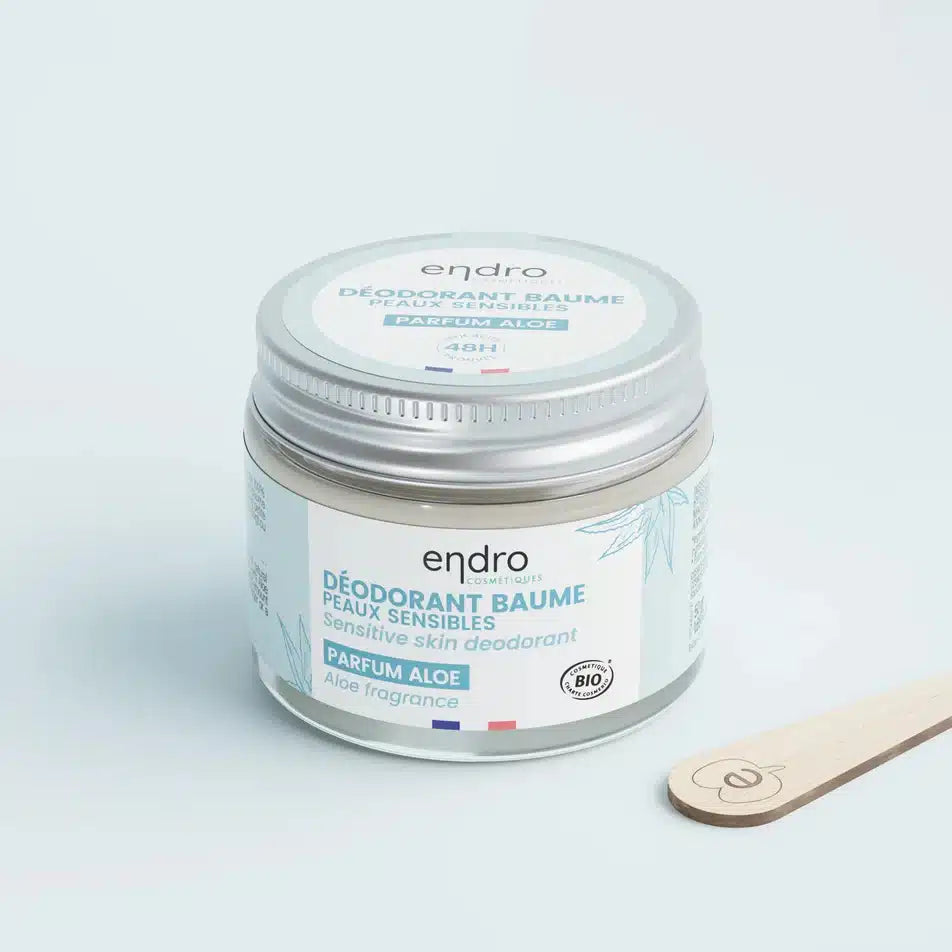 Un Déodorant Solide Aloe Vera pour Peaux Sensibles d'Endro avec une spatule en bois