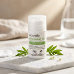 Déodorant Roll-On Acorelle 24h Bio avec botaniques fraîches sur marbre blanc