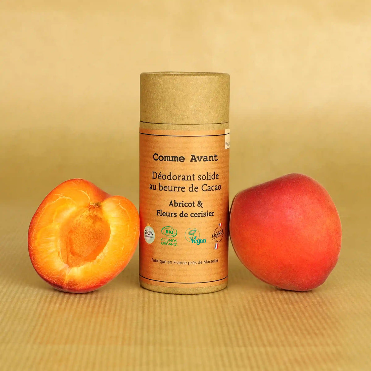 Photo d'ambiance d'un déodorant solide au beurre de cacao senteur abricot et fleurs de cerisiers de 60 g de la marque Comme Avant