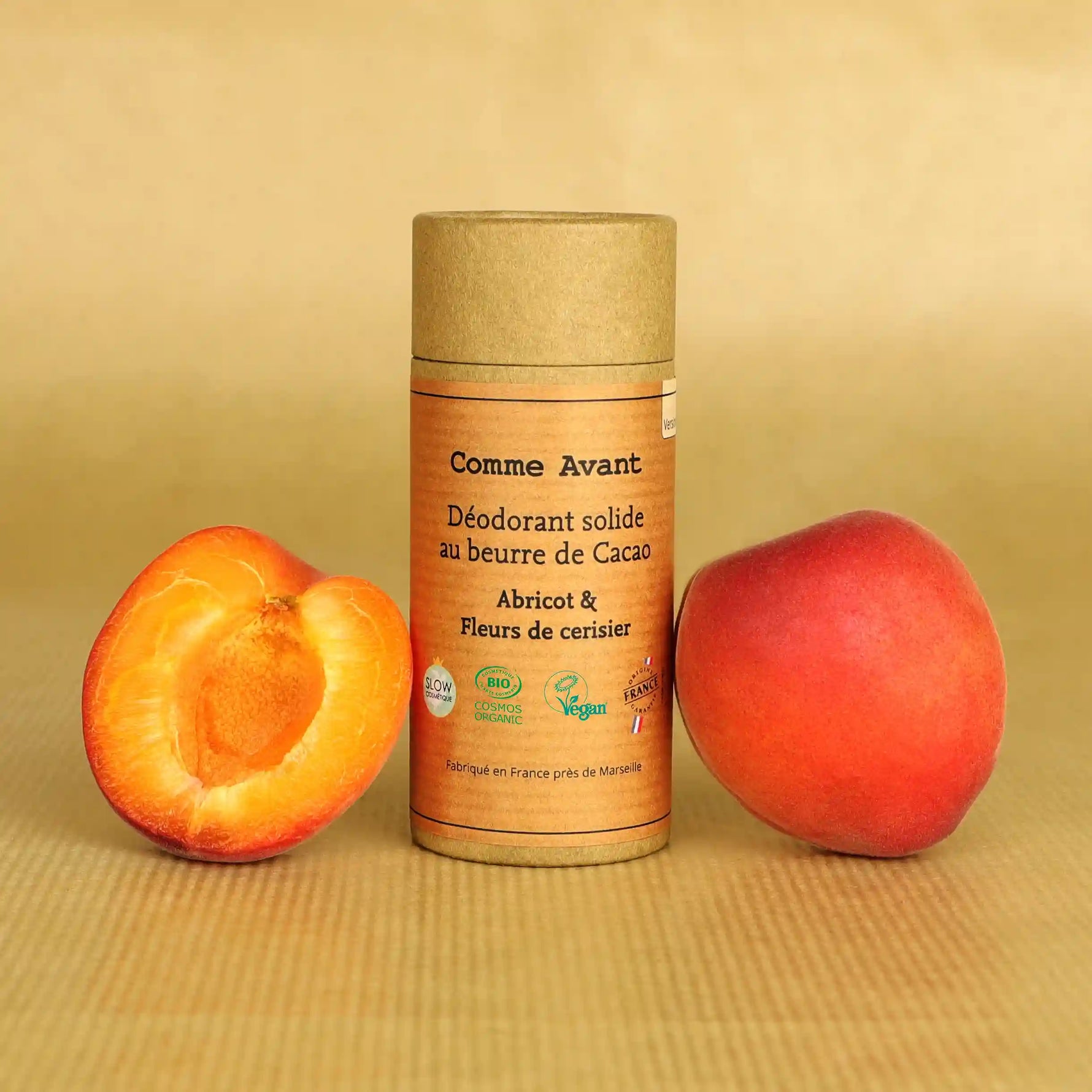 Photo d'ambiance d'un déodorant solide au beurre de cacao senteur abricot et fleurs de cerisiers de 60 g de la marque Comme Avant
