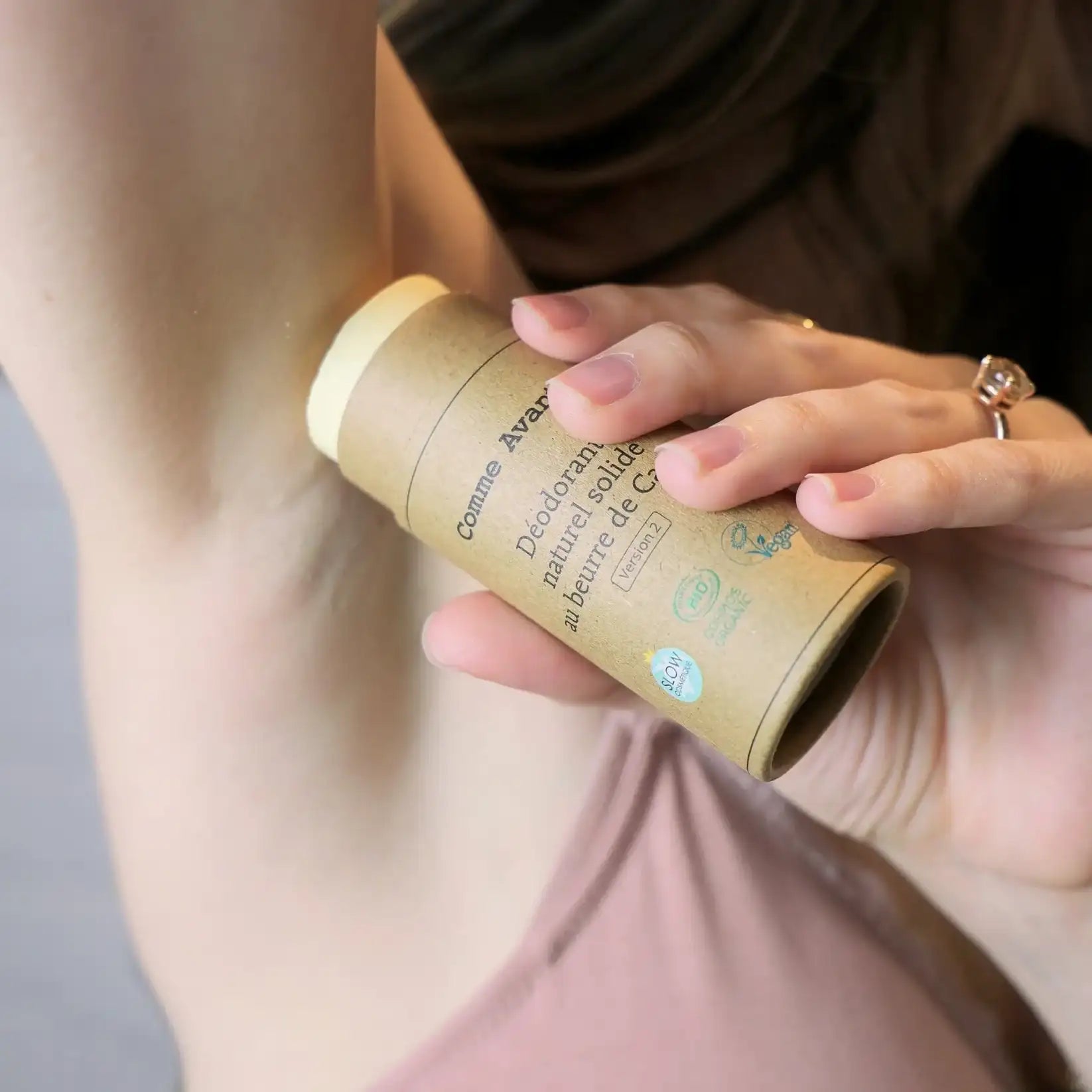 Zoom sur une femme en train de s'appliquer du Déodorant Solide au Beurre de Cacao Bio  Comme Avant