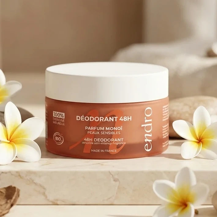 Déodorant solide Monoï Endro pour peaux sensibles sur marbre avec fleurs tropicales