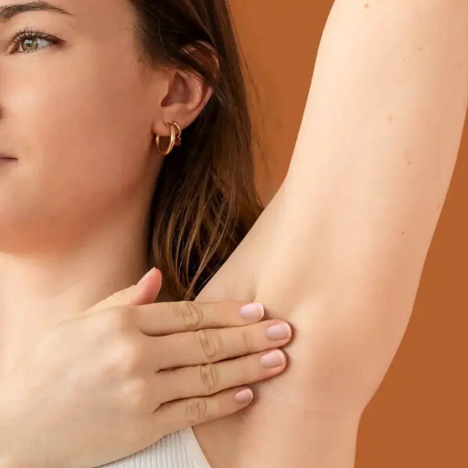 Zoom sur une personne appliquant sous ses aisselles Un Déodorant Solide Monoï pour Peaux Sensibles Endro