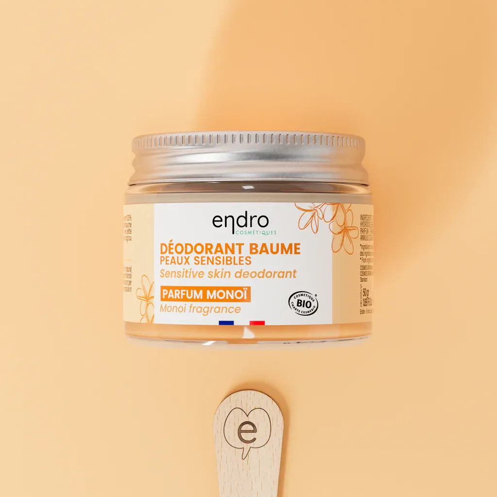 Un Déodorant Solide Monoï pour Peaux Sensibles Endro avec une spatule en bois