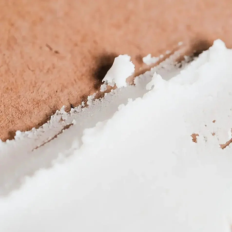 Zoom sur la texture fondante du Déodorant Solide Monoï pour Peaux Sensibles Endro