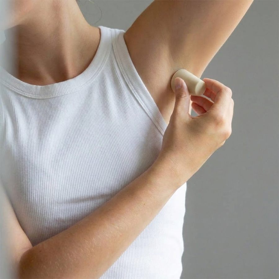 Utilisation du déodorant naturel Sweet Blossom pour peaux sensibles de la marque Lamazuna