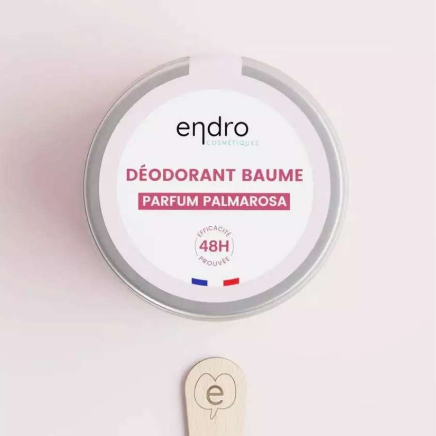 Un déodorant Solide Palmarosa & Géranium Endro avec un spatule en bois